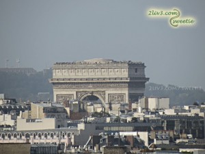 The Arc de Triomphe - Khải Hoàn Môn. Ngày mai bọn mình sẽ đến đây và leo lên tầng thượng đó đó...