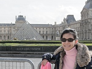 Walking by Musee du Louvre - Ngang qua viện bảo tàng Louvre