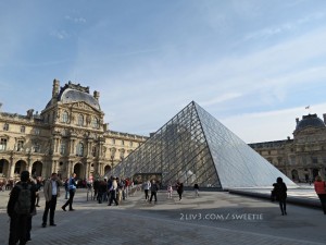 The entrance of Louvre - Cổng vào bên trong viện bảo tàng Louvre